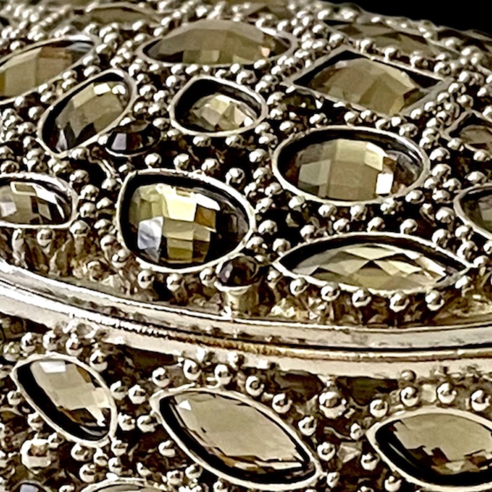 BEJEWELED MAGNETIZED JEWELRY BOX - Picture 10 of 11